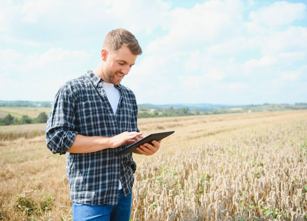 FieldClock-farmer-tablet_field